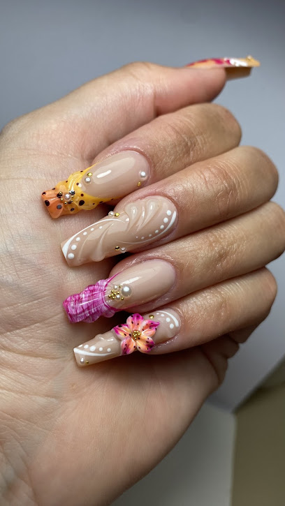 Maeva Cnails, Manucure aux Peintures