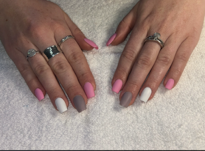 Jenny Ongles, Manucure à Louisfert