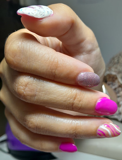 D'un Ongle À L'autre, Manucure à Coudes