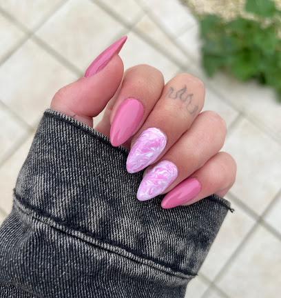 Romi Nails, Manucure à Loix
