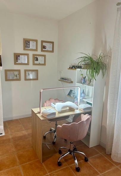 Le Petit Cocon De Caro, Manucure à Montagut