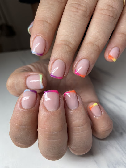 Mademoiselle Paillettes, Manucure à Etaux