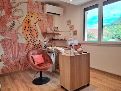 Laura Felina : Training Prothésiste Ongulaire, Salon de Manucure à Vif