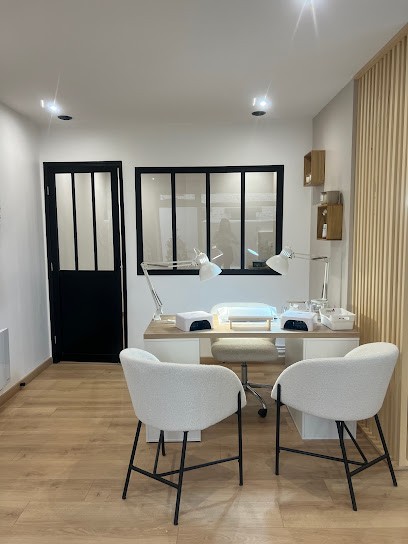 _Eternaiils, Salon de Manucure à Saclas